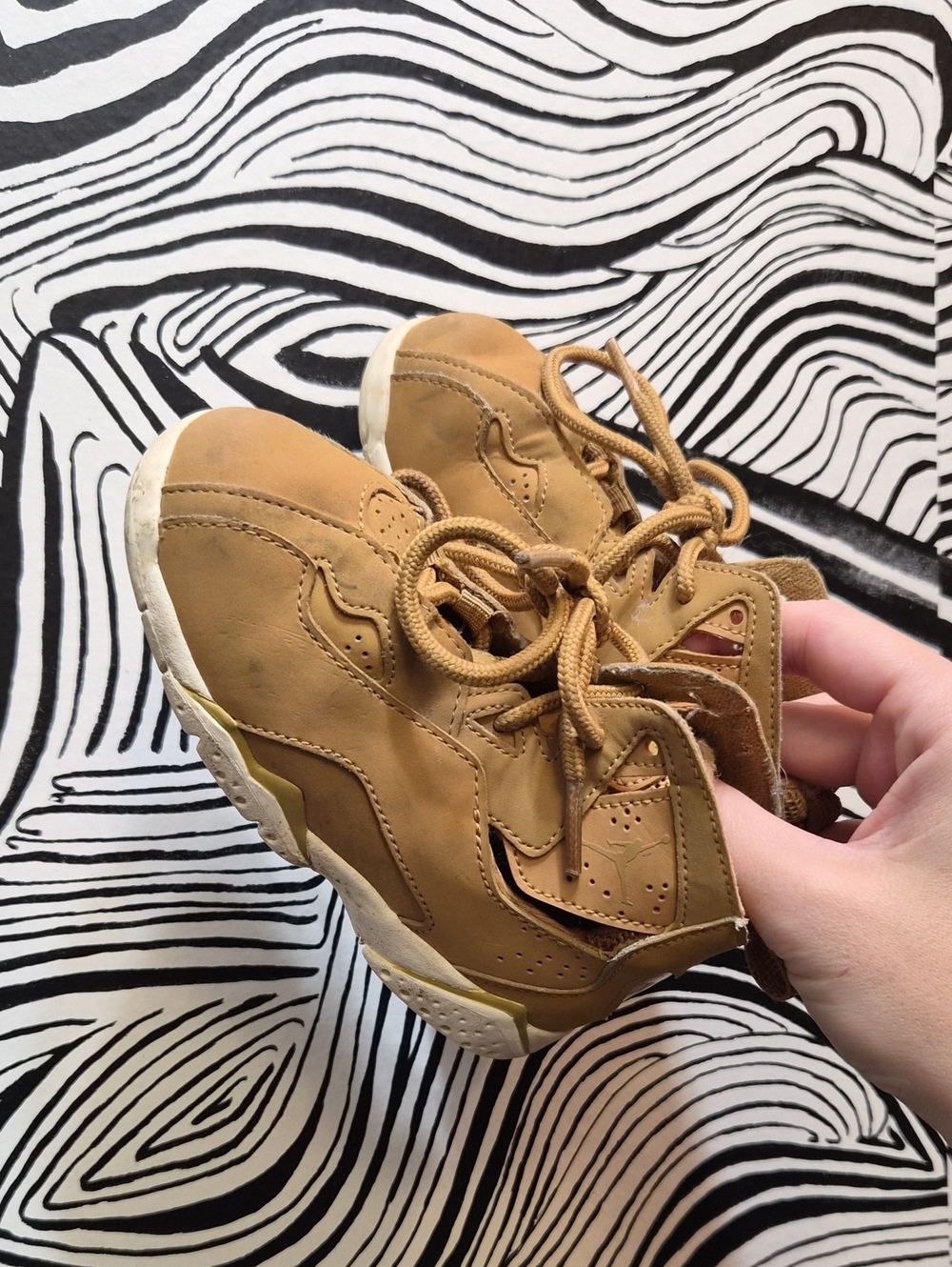 Jordan Kids True Flight Golden Harvest Size 8c Has some wear